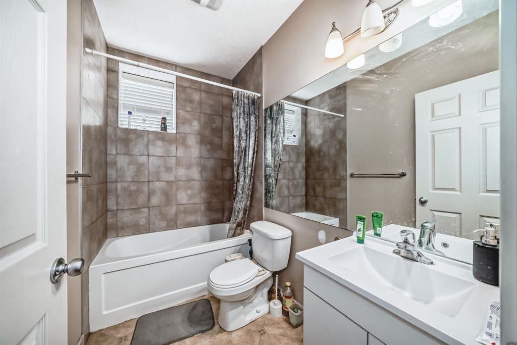 226 Saddlebrook Circle Ne, Calgary, AB - Indoor Photo Showing Bathroom