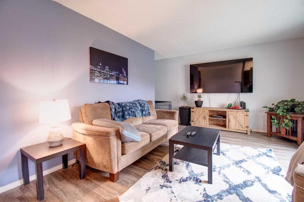 95 Falton Way Ne, Calgary, AB - Indoor Photo Showing Living Room