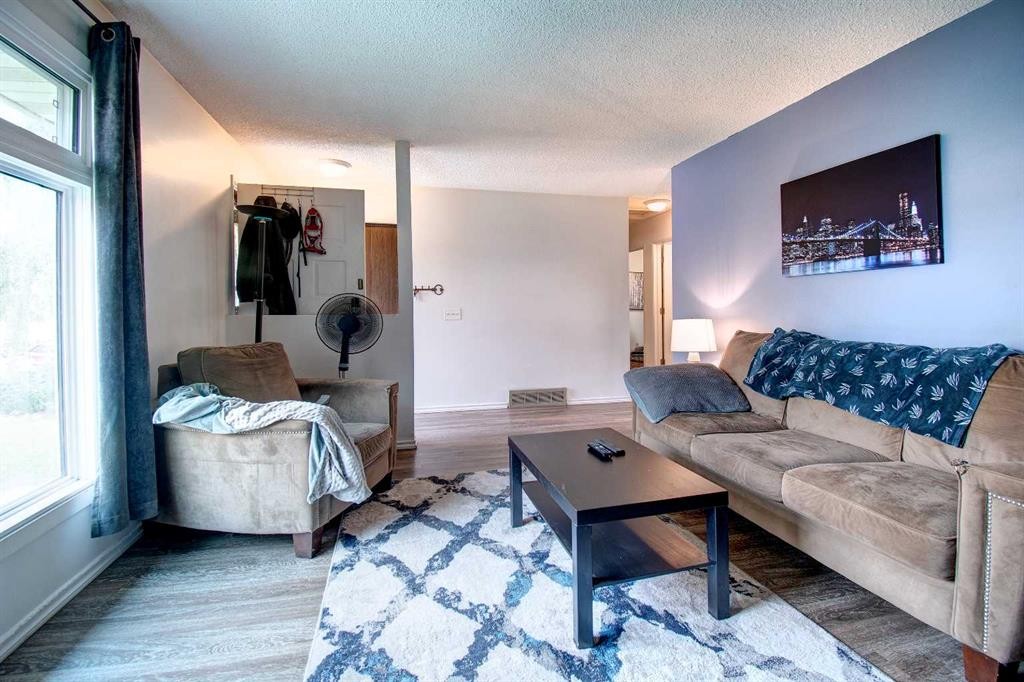 95 Falton Way Ne, Calgary, AB - Indoor Photo Showing Living Room