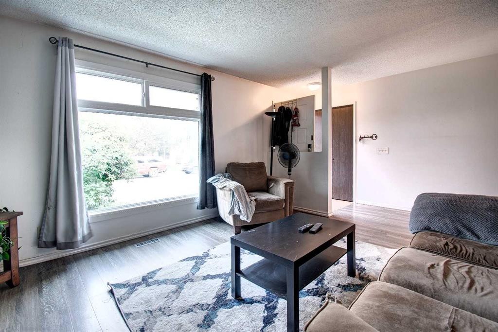 95 Falton Way Ne, Calgary, AB - Indoor Photo Showing Living Room
