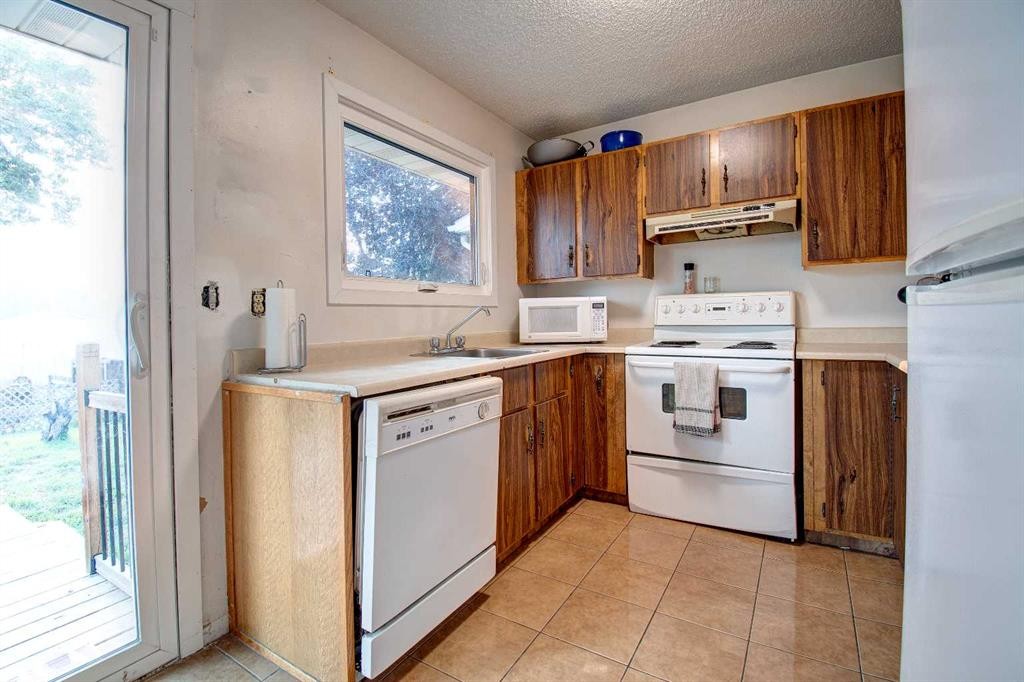 95 Falton Way Ne, Calgary, AB - Indoor Photo Showing Kitchen