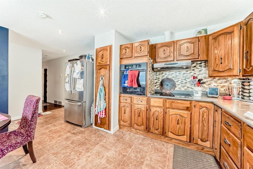 176 Hendon Drive Nw, Calgary, AB - Indoor Photo Showing Kitchen