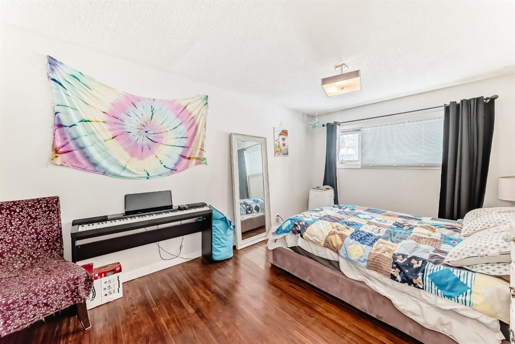 176 Hendon Drive Nw, Calgary, AB - Indoor Photo Showing Bedroom