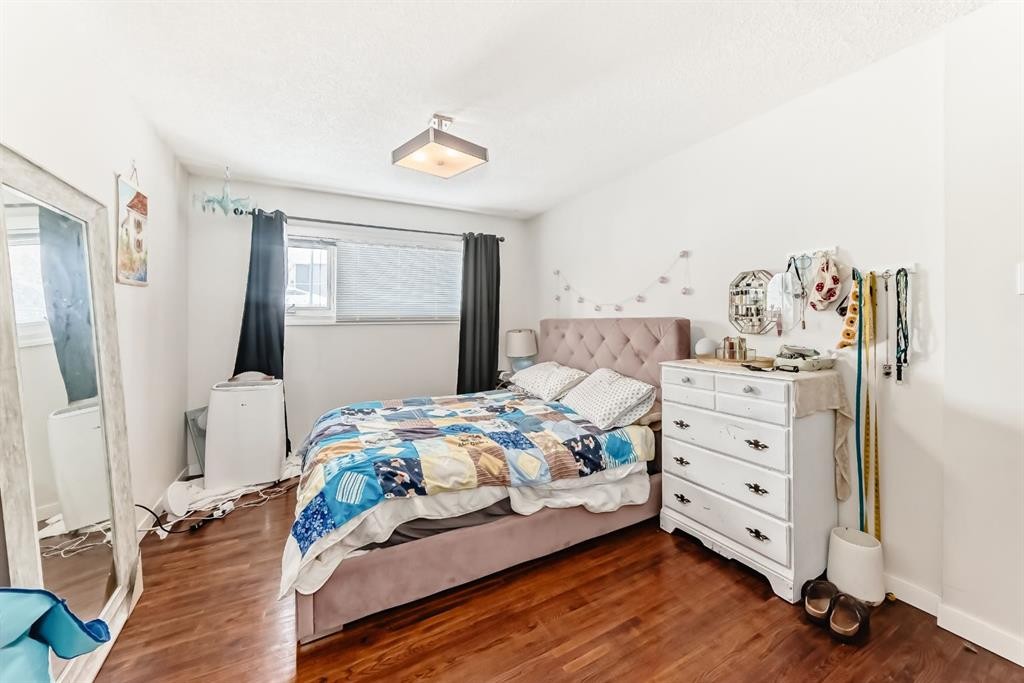 176 Hendon Drive Nw, Calgary, AB - Indoor Photo Showing Bedroom
