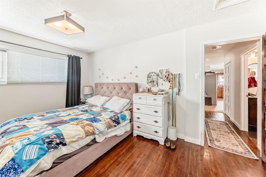 176 Hendon Drive Nw, Calgary, AB - Indoor Photo Showing Bedroom