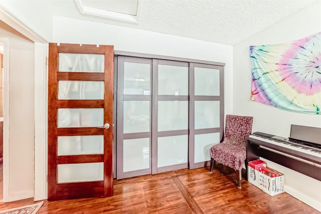 176 Hendon Drive Nw, Calgary, AB - Indoor Photo Showing Other Room