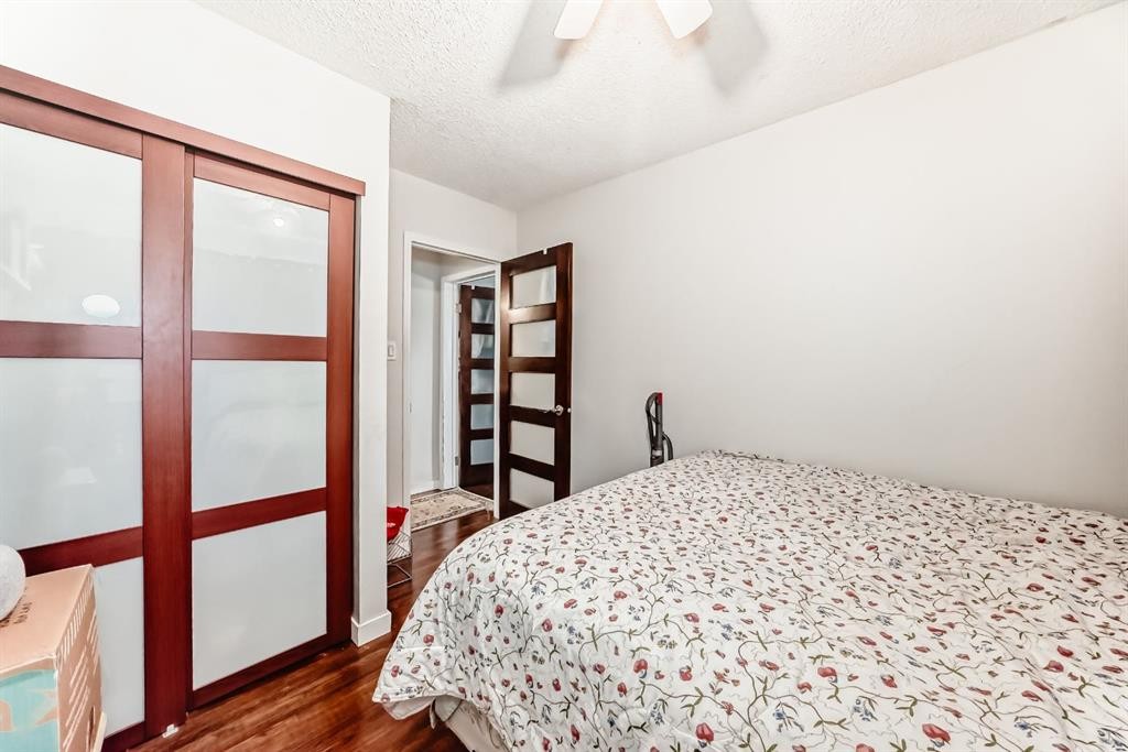 176 Hendon Drive Nw, Calgary, AB - Indoor Photo Showing Bedroom