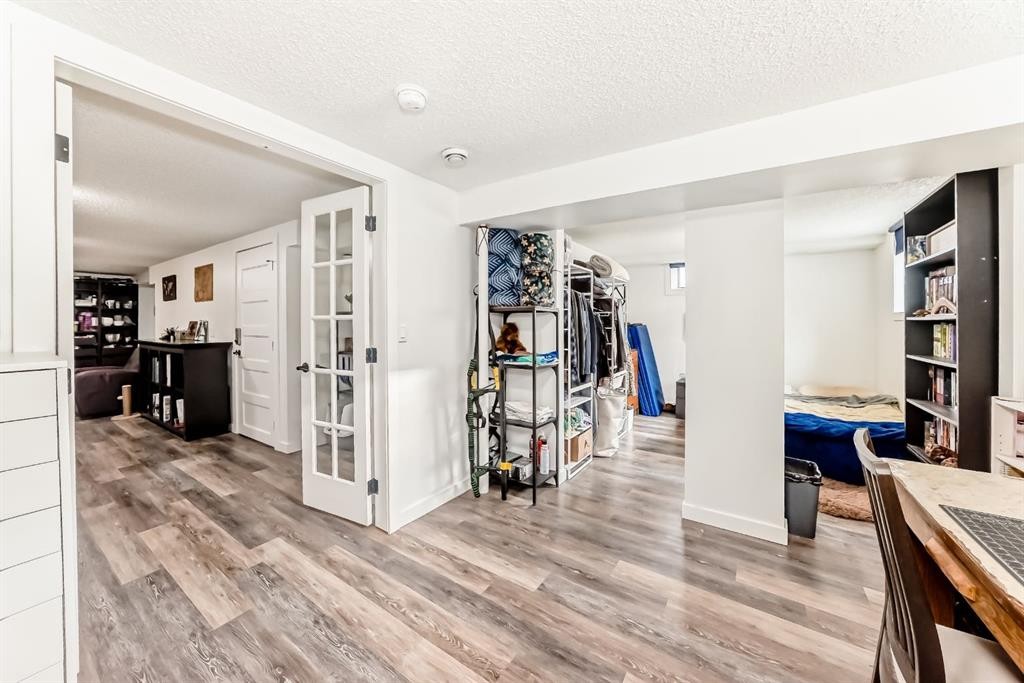 176 Hendon Drive Nw, Calgary, AB - Indoor Photo Showing Other Room
