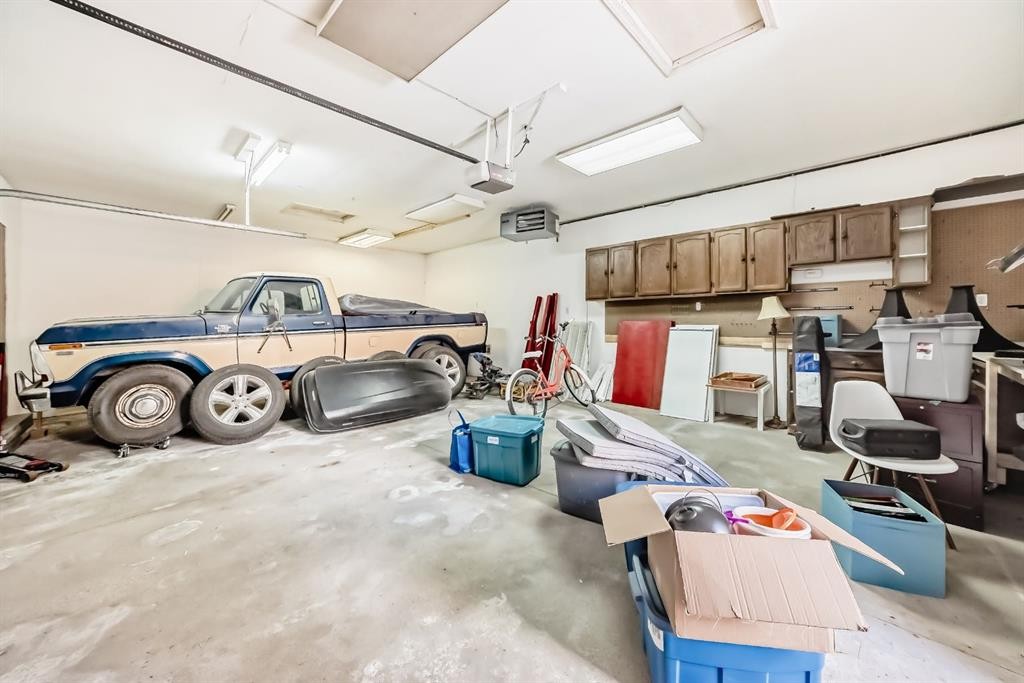 176 Hendon Drive Nw, Calgary, AB - Indoor Photo Showing Garage