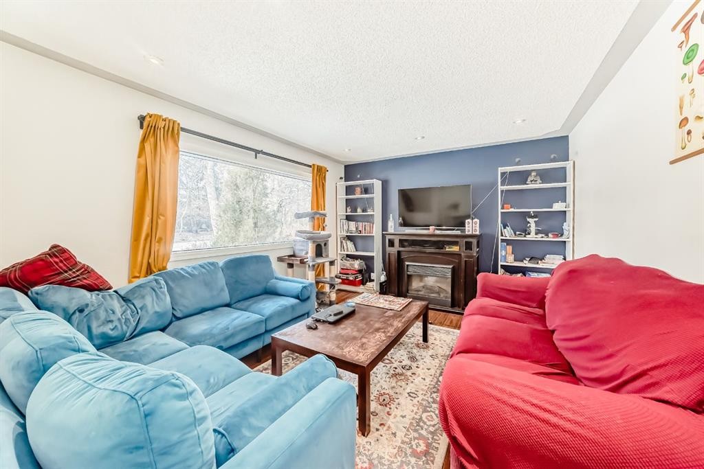 176 Hendon Drive Nw, Calgary, AB - Indoor Photo Showing Living Room
