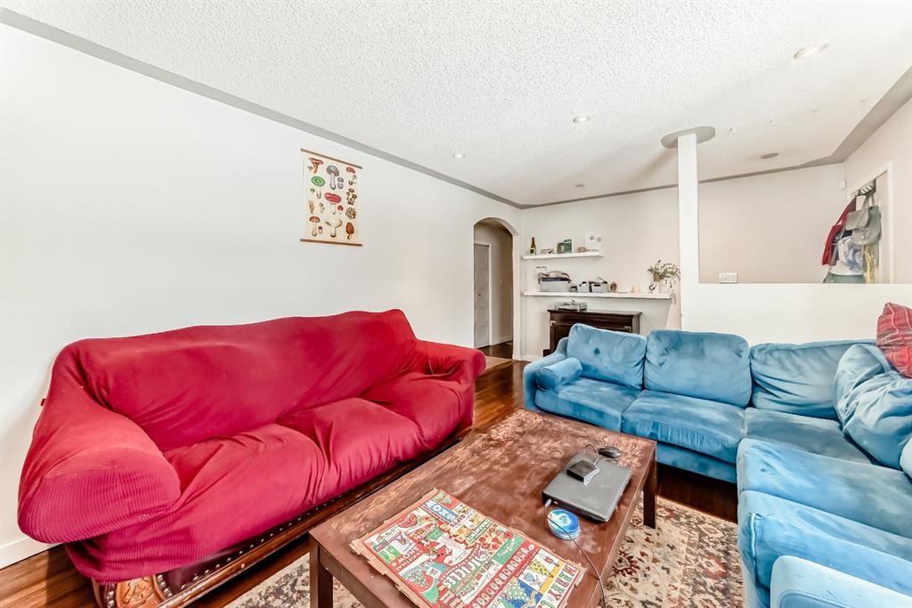 176 Hendon Drive Nw, Calgary, AB - Indoor Photo Showing Living Room