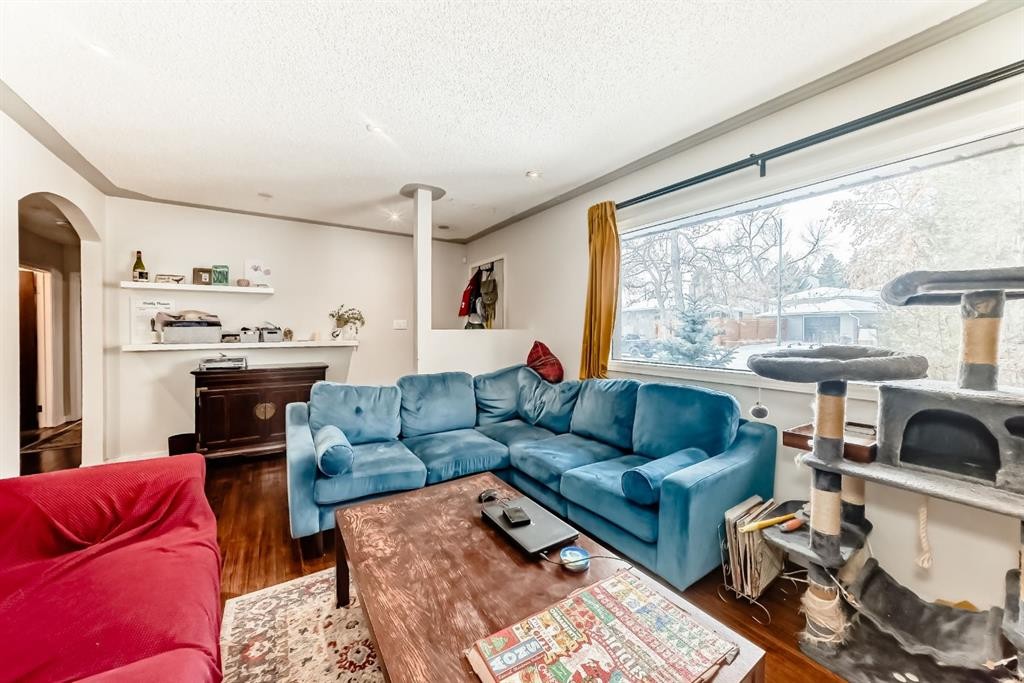 176 Hendon Drive Nw, Calgary, AB - Indoor Photo Showing Living Room