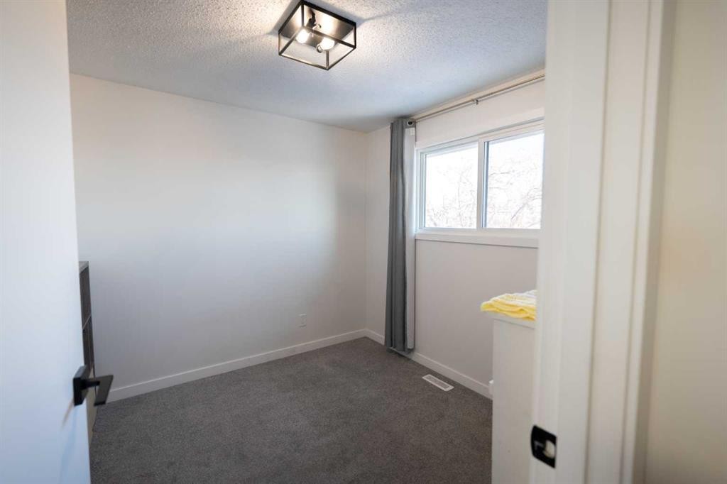 6223 Penedo Way Se, Calgary, AB - Indoor Photo Showing Other Room