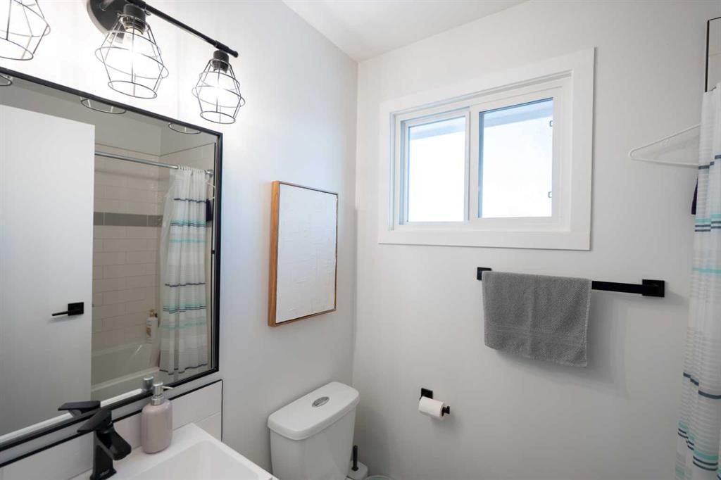 6223 Penedo Way Se, Calgary, AB - Indoor Photo Showing Bathroom