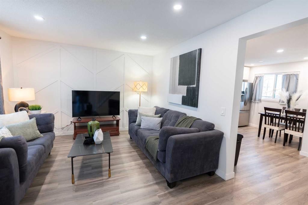 6223 Penedo Way Se, Calgary, AB - Indoor Photo Showing Living Room