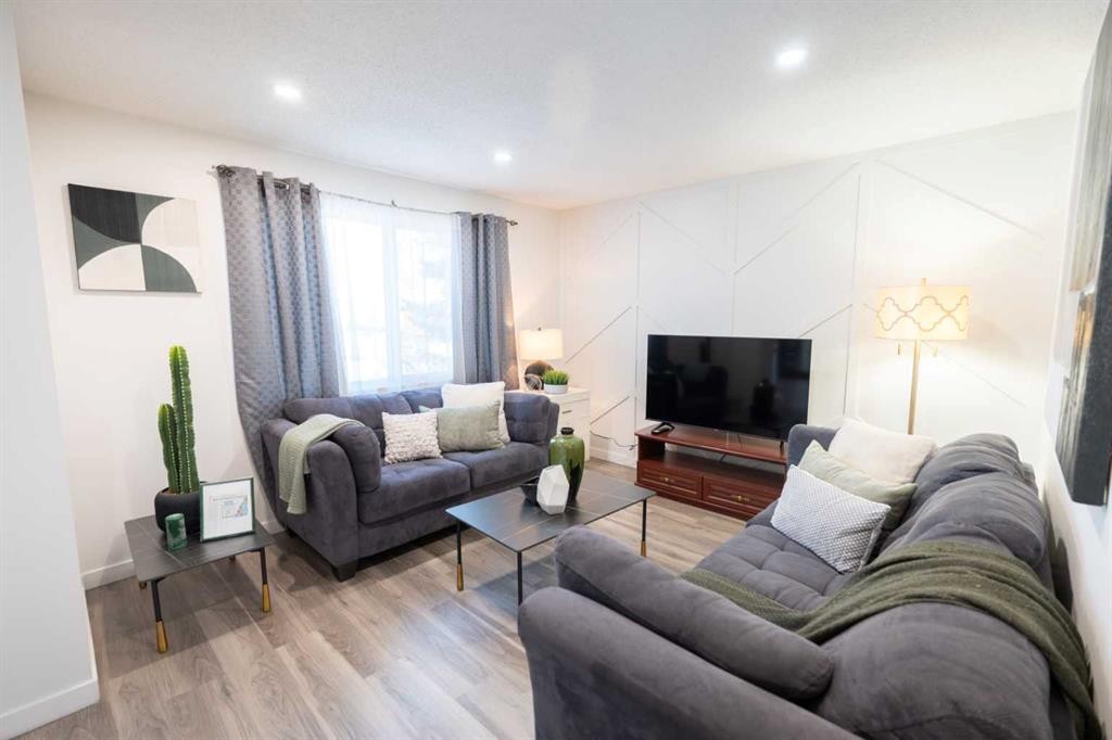 6223 Penedo Way Se, Calgary, AB - Indoor Photo Showing Living Room