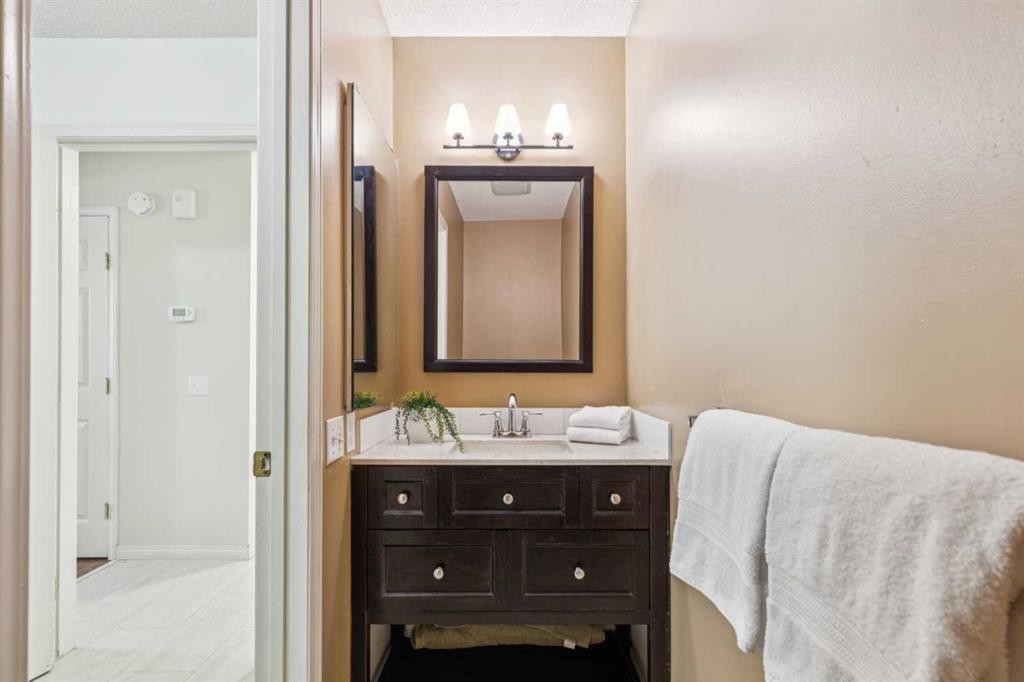 124 Woodmark Crescent Sw, Calgary, AB - Indoor Photo Showing Bathroom