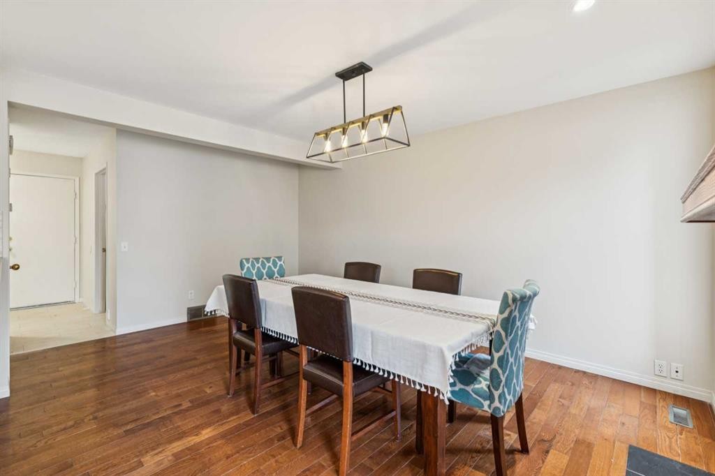 124 Woodmark Crescent Sw, Calgary, AB - Indoor Photo Showing Dining Room