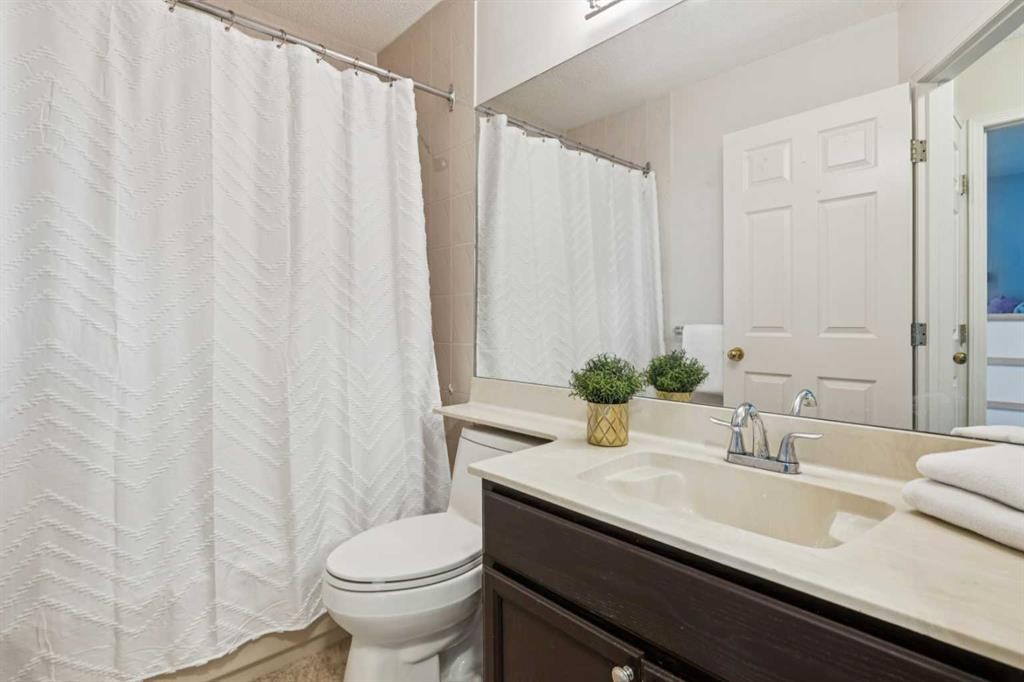 124 Woodmark Crescent Sw, Calgary, AB - Indoor Photo Showing Bathroom
