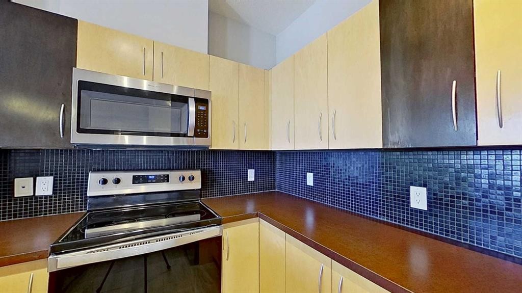 121-69 Springborough Court Sw, Calgary, AB - Indoor Photo Showing Kitchen