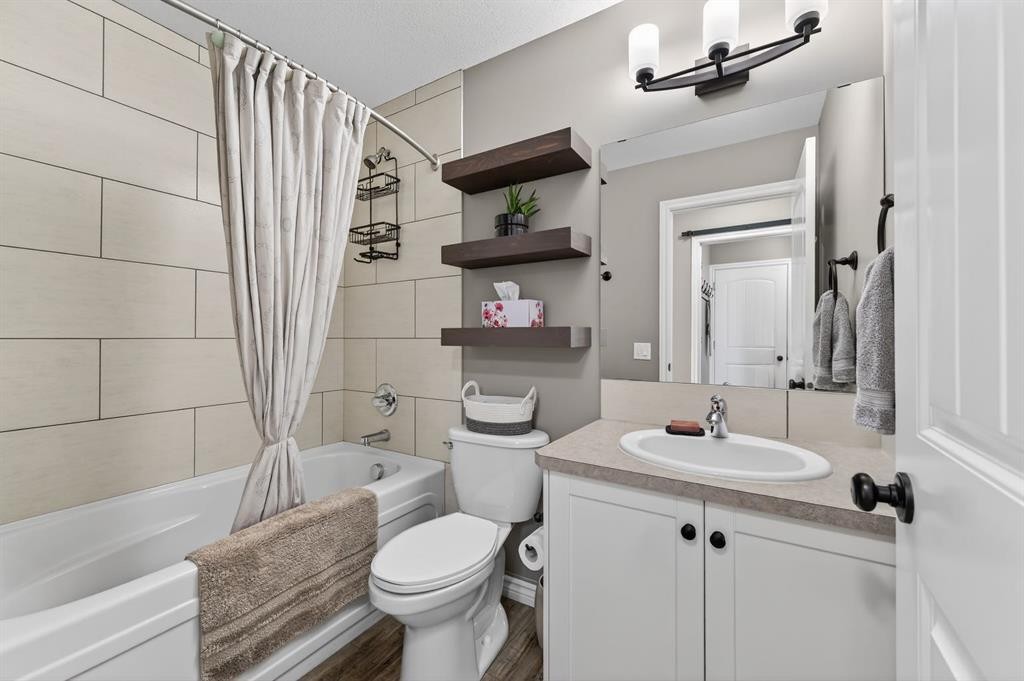 26 Mackenzie Way, Carstairs, AB - Indoor Photo Showing Bathroom