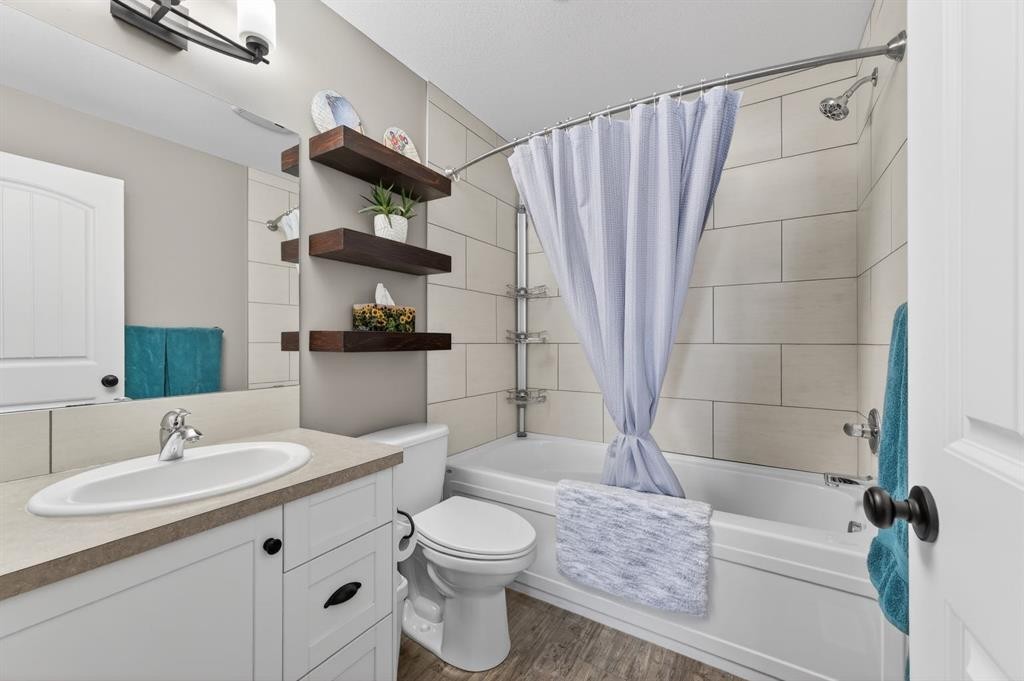 26 Mackenzie Way, Carstairs, AB - Indoor Photo Showing Bathroom