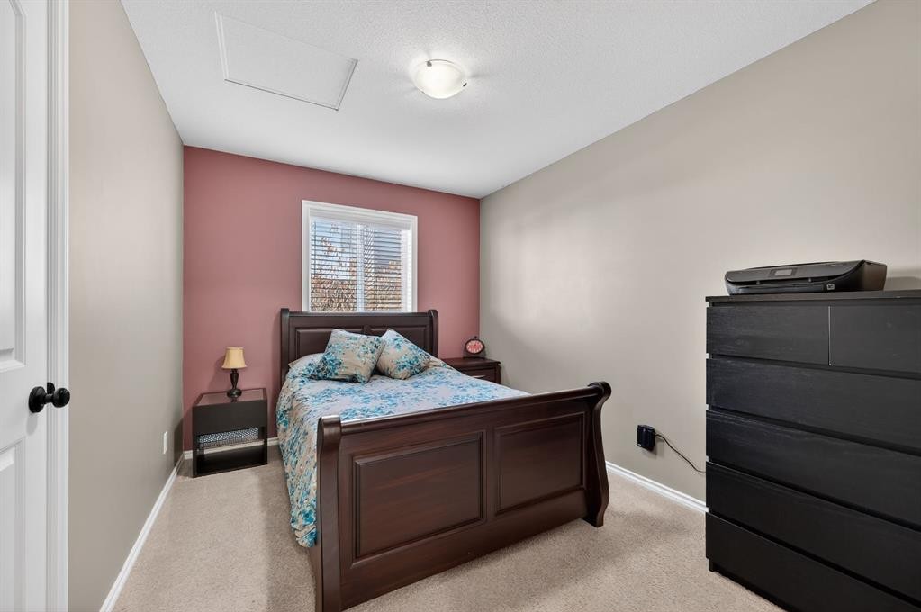 26 Mackenzie Way, Carstairs, AB - Indoor Photo Showing Bedroom
