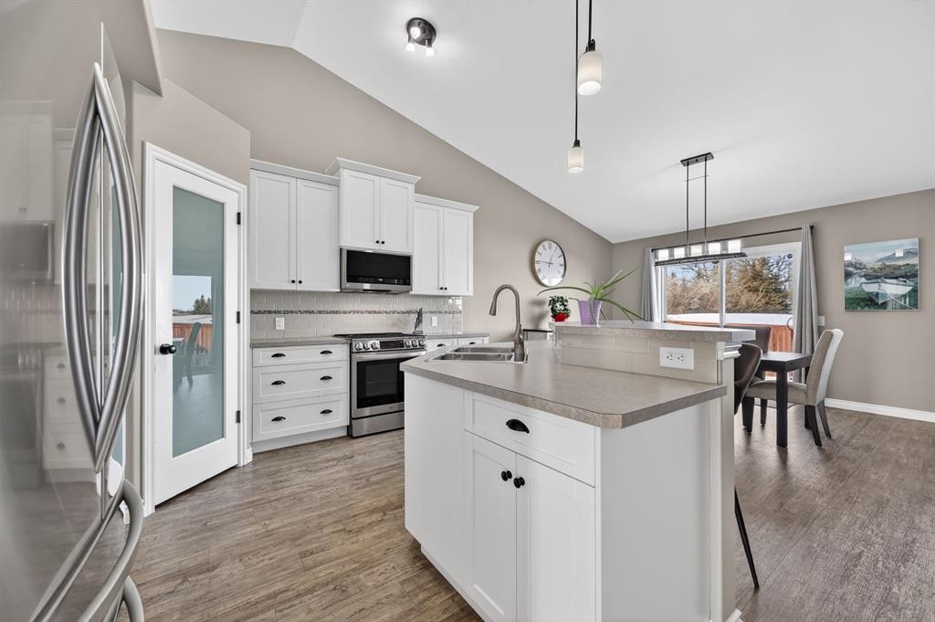 26 Mackenzie Way, Carstairs, AB - Indoor Photo Showing Kitchen With Upgraded Kitchen