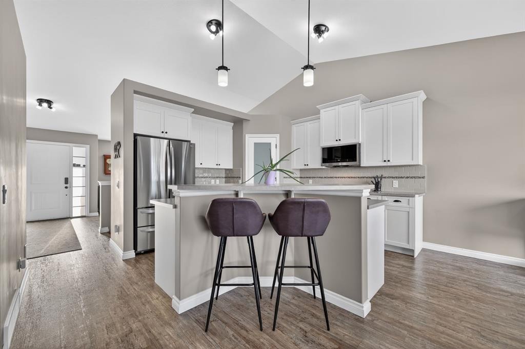 26 Mackenzie Way, Carstairs, AB - Indoor Photo Showing Kitchen With Upgraded Kitchen