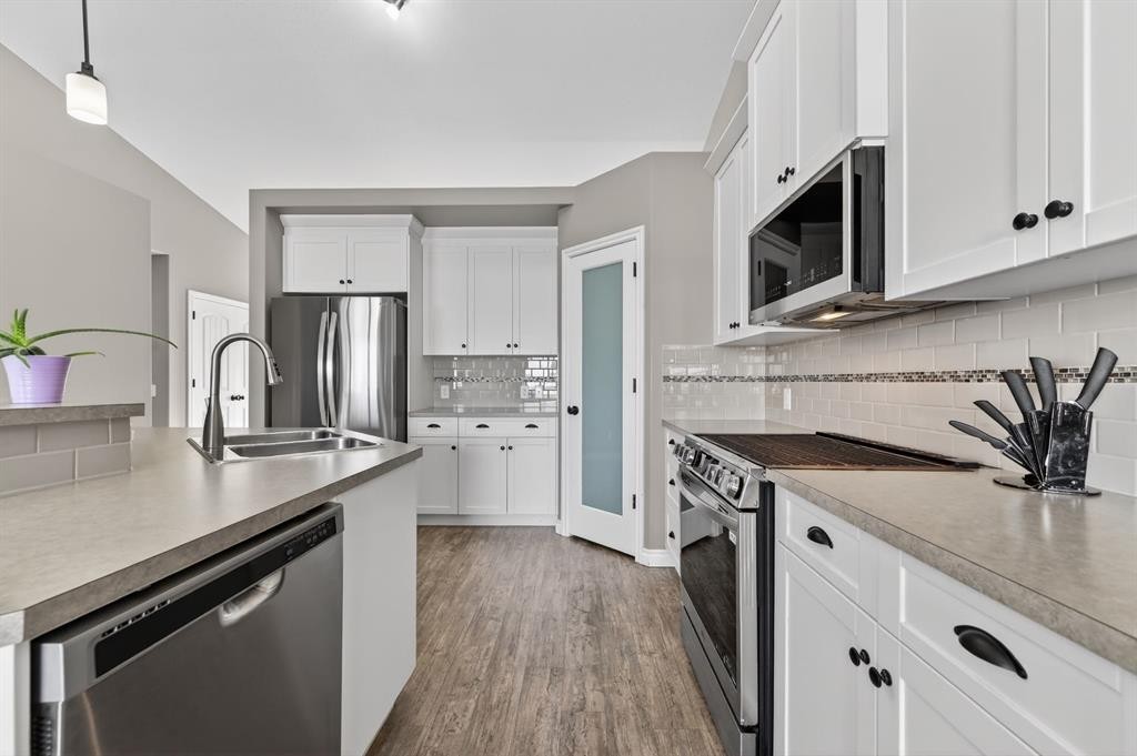 26 Mackenzie Way, Carstairs, AB - Indoor Photo Showing Kitchen With Double Sink With Upgraded Kitchen