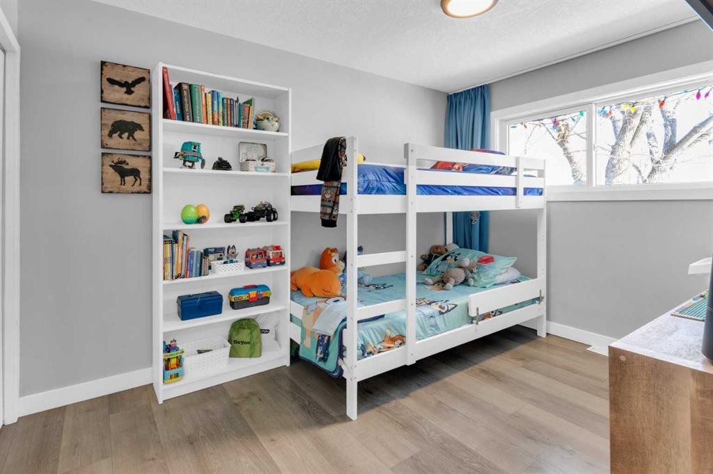 2231 39 Street Se, Calgary, AB - Indoor Photo Showing Bedroom