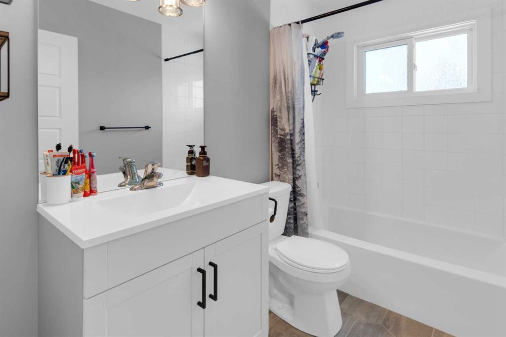 2231 39 Street Se, Calgary, AB - Indoor Photo Showing Bathroom