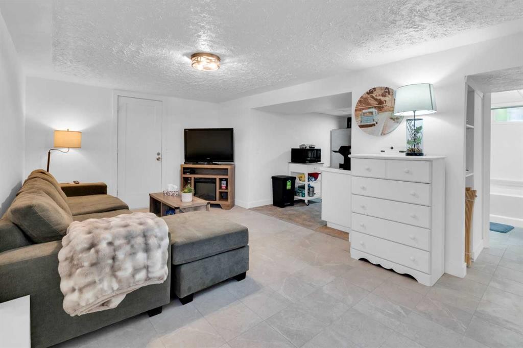 2231 39 Street Se, Calgary, AB - Indoor Photo Showing Living Room
