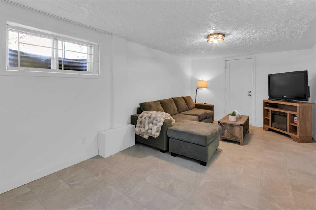 2231 39 Street Se, Calgary, AB - Indoor Photo Showing Living Room