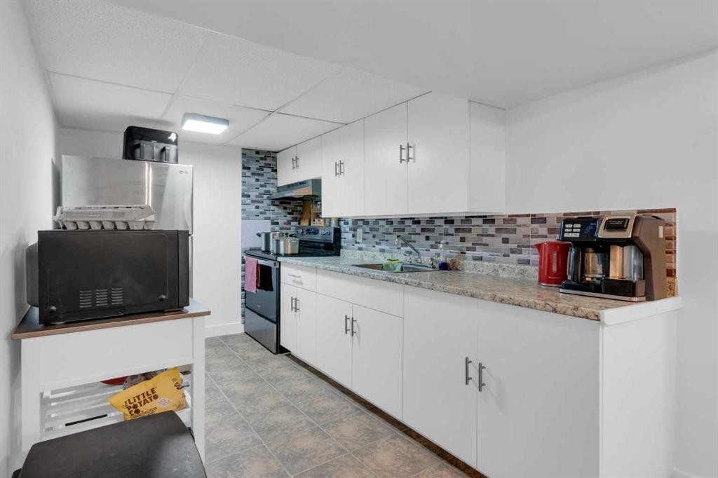 2231 39 Street Se, Calgary, AB - Indoor Photo Showing Kitchen