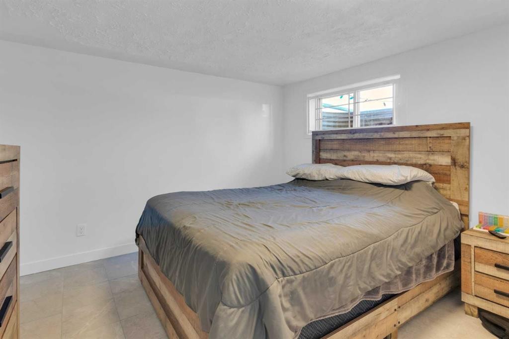 2231 39 Street Se, Calgary, AB - Indoor Photo Showing Bedroom