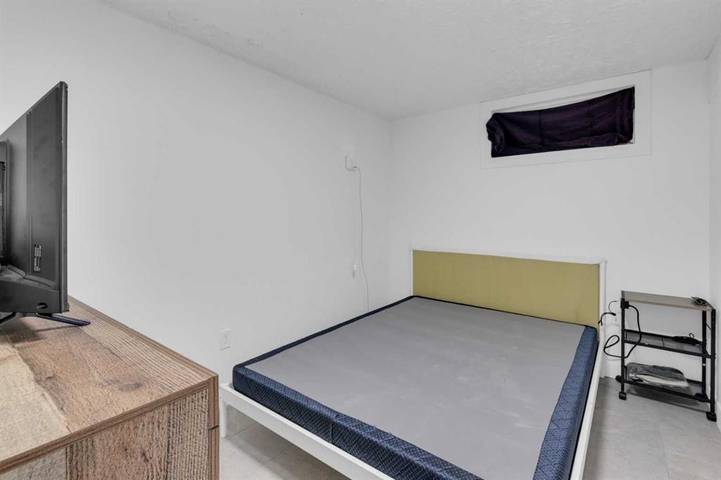 2231 39 Street Se, Calgary, AB - Indoor Photo Showing Other Room