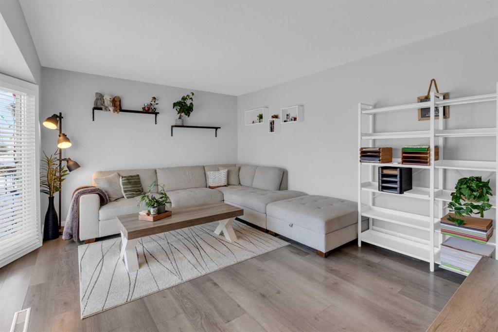 2231 39 Street Se, Calgary, AB - Indoor Photo Showing Living Room