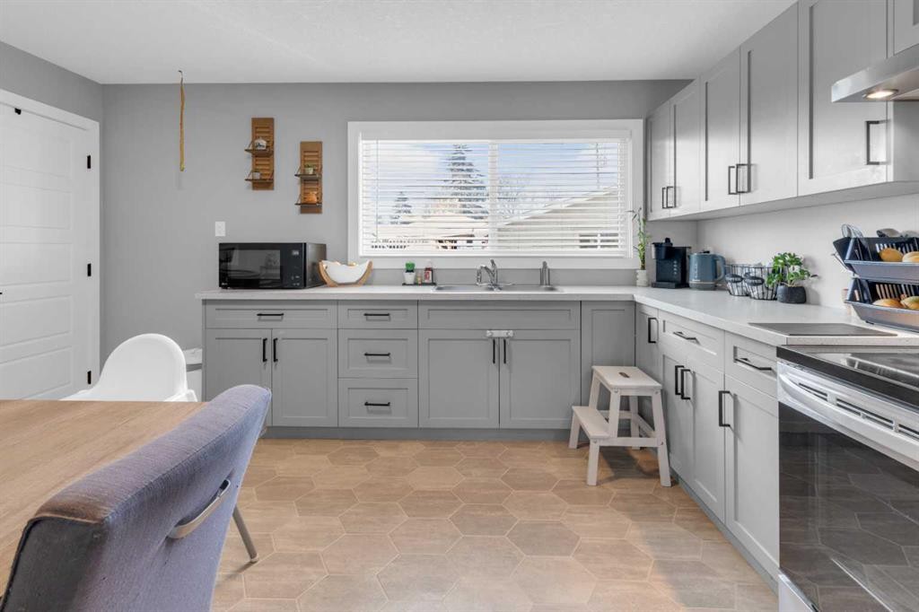 2231 39 Street Se, Calgary, AB - Indoor Photo Showing Kitchen