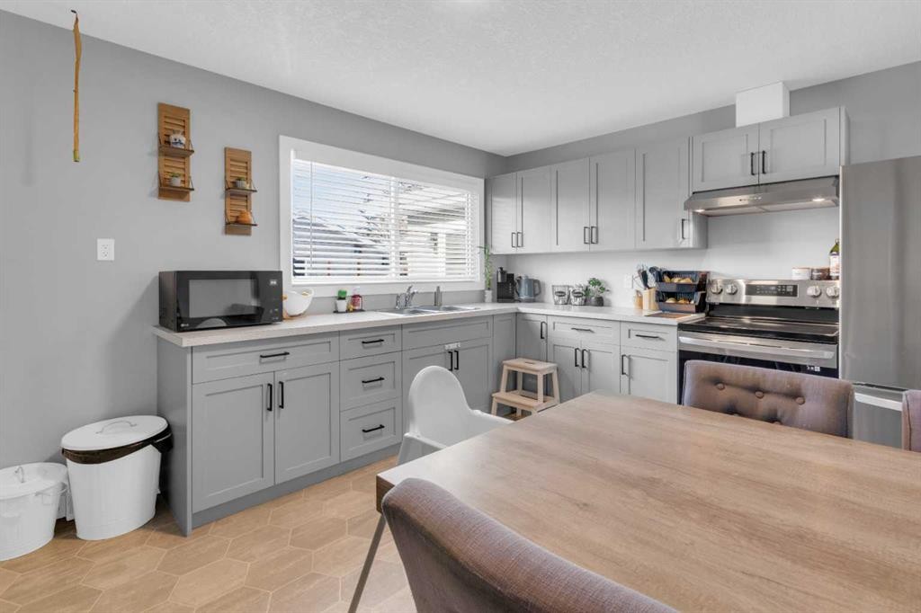 2231 39 Street Se, Calgary, AB - Indoor Photo Showing Kitchen