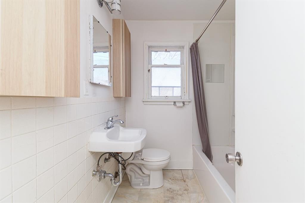 2820 Parkdale Boulevard Nw, Calgary, AB - Indoor Photo Showing Bathroom
