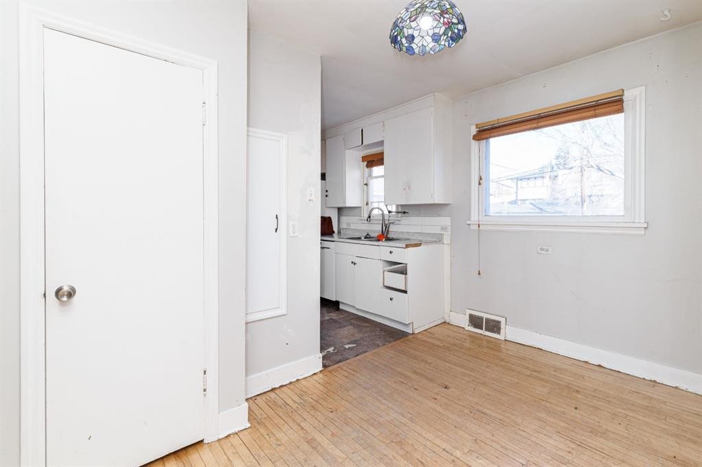 2820 Parkdale Boulevard Nw, Calgary, AB - Indoor Photo Showing Other Room