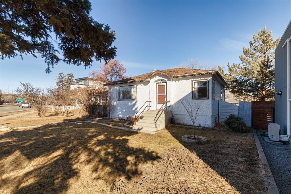 2820 Parkdale Boulevard Nw, Calgary, AB - Outdoor