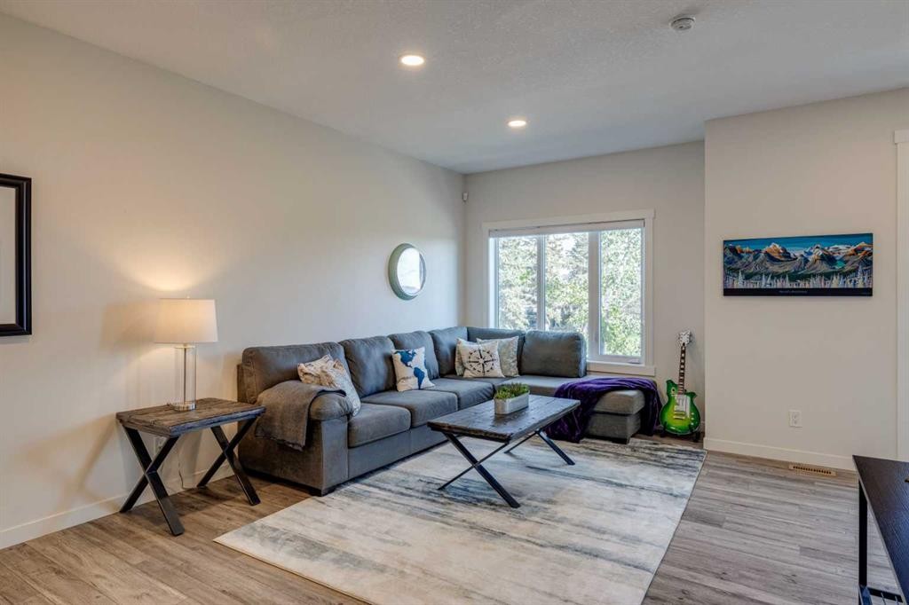 614 Greenbriar Common Nw, Calgary, AB - Indoor Photo Showing Living Room