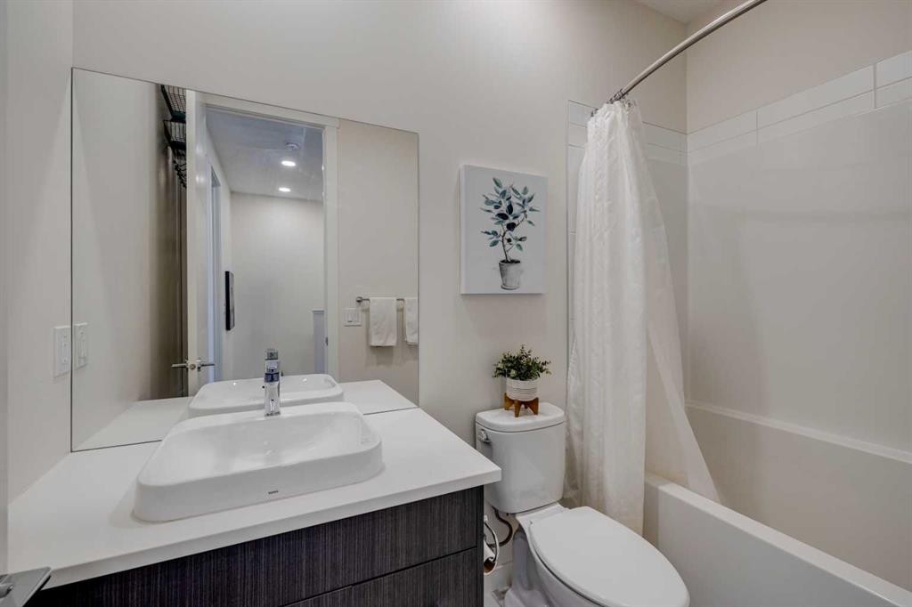 614 Greenbriar Common Nw, Calgary, AB - Indoor Photo Showing Bathroom