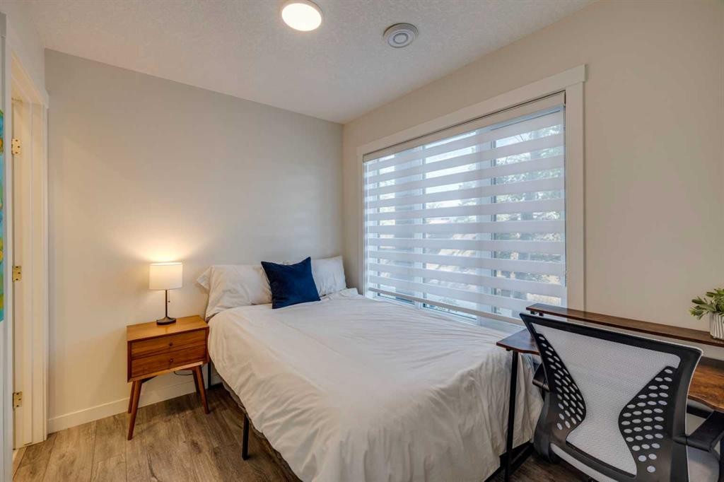614 Greenbriar Common Nw, Calgary, AB - Indoor Photo Showing Bedroom