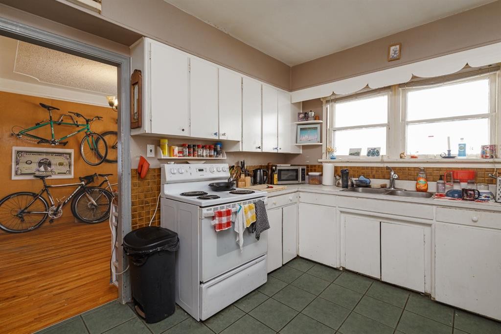2824 Parkdale Boulevard Nw, Calgary, AB - Indoor Photo Showing Kitchen With Double Sink