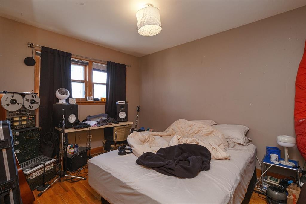 2824 Parkdale Boulevard Nw, Calgary, AB - Indoor Photo Showing Bedroom
