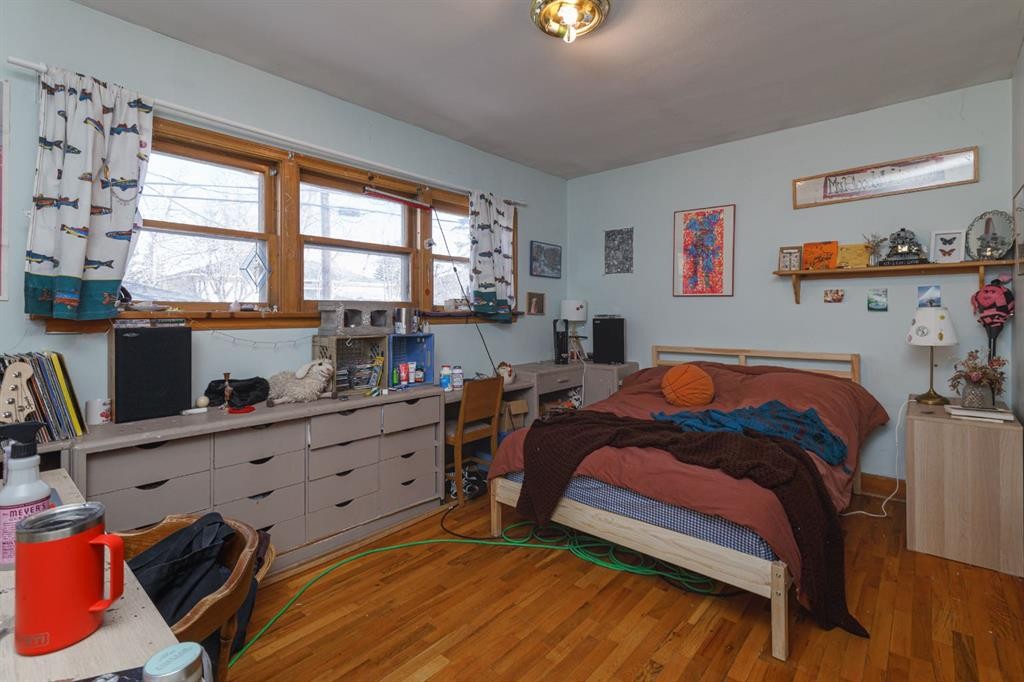 2824 Parkdale Boulevard Nw, Calgary, AB - Indoor Photo Showing Bedroom