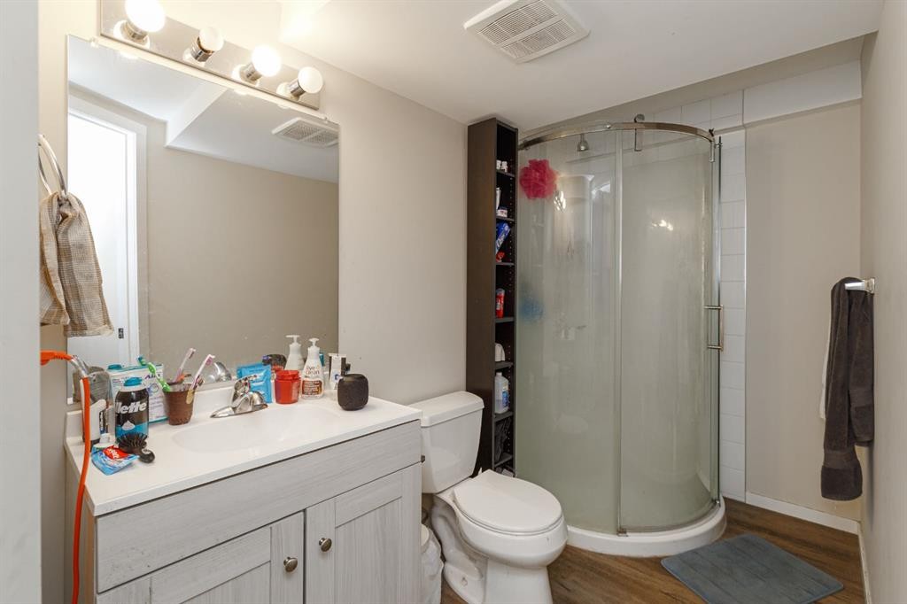 2824 Parkdale Boulevard Nw, Calgary, AB - Indoor Photo Showing Bathroom